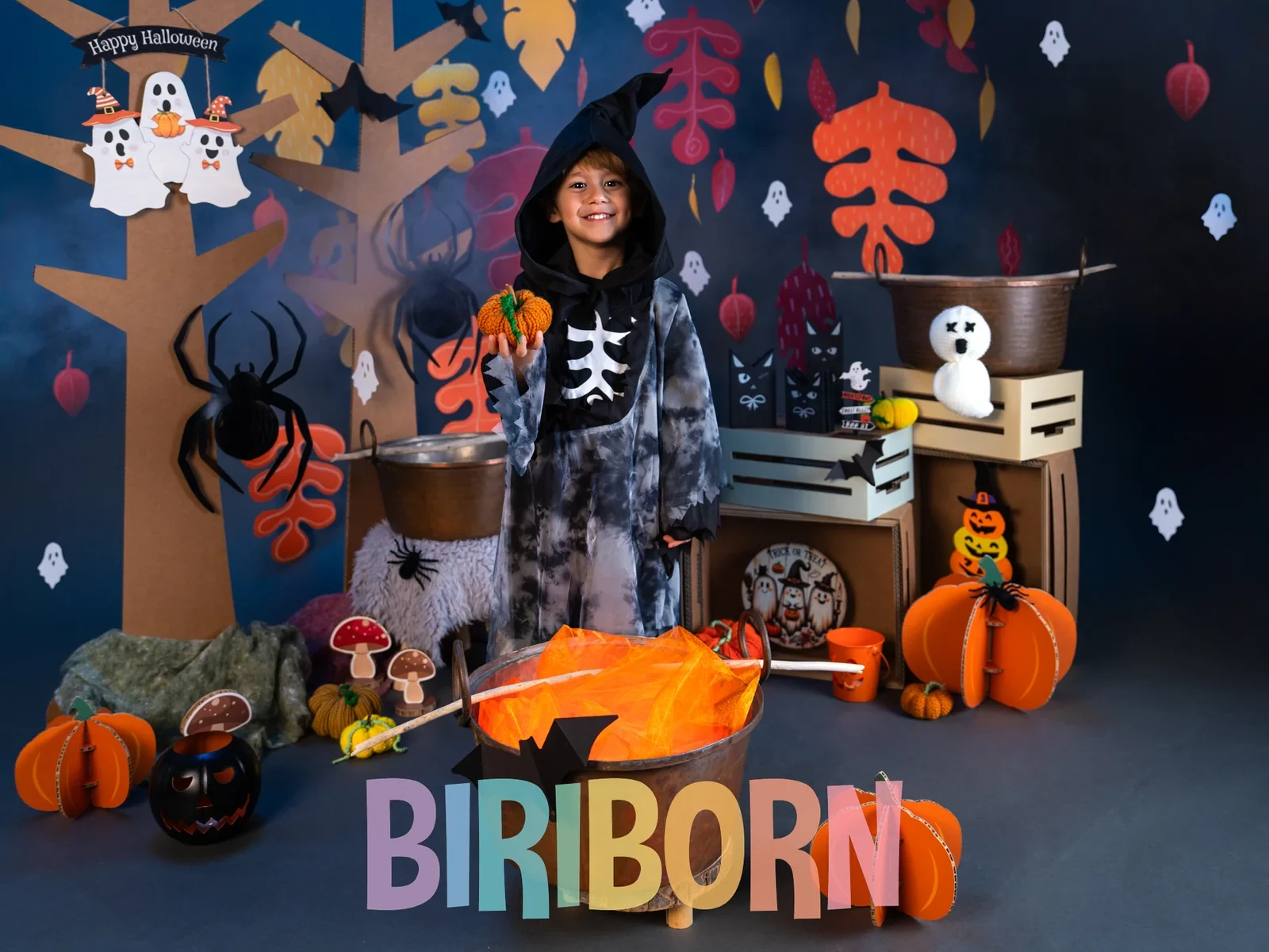 Piccolo protagonista in costume da scheletro nel bosco di Halloween