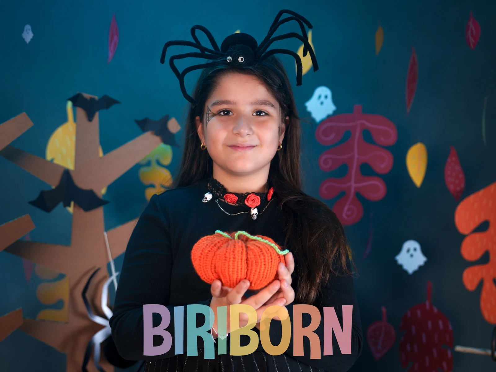 Valeria con cappello a forma di ragno e una zucca di lana